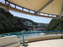 太地くじら浜公園 奥のミニ水族館から入り口の博物館を望む 太地くじら浜公園 奥のミニ水族館から入り口の博物館を望む