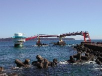 串本海中公園 海中展望塔越しに潮岬を望む 串本海中公園 海中展望塔越しに潮岬を望む
