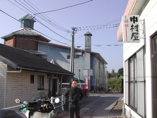 旅館　中村屋さん前にて