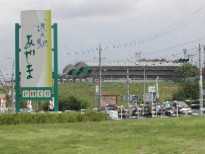 大きな看板とバイク集団